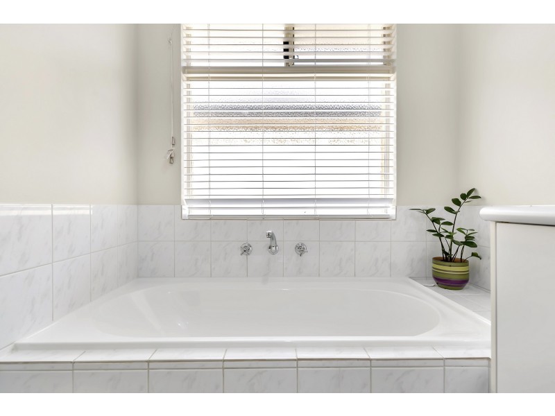 14 Arlette Pass, Lakelands WA 6180