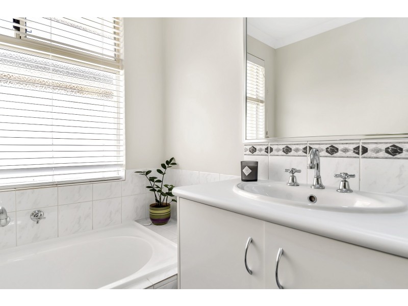 14 Arlette Pass, Lakelands WA 6180