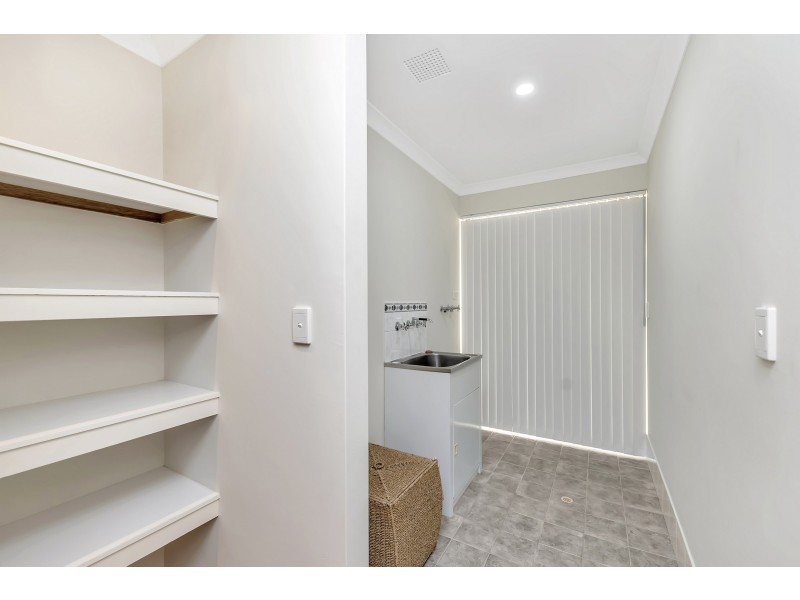 14 Arlette Pass, Lakelands WA 6180