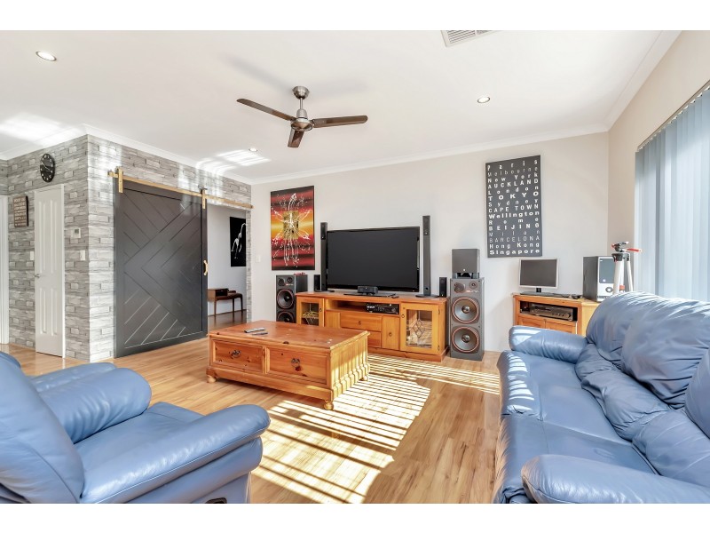 33 Calooli Grove, Golden Bay WA 6174