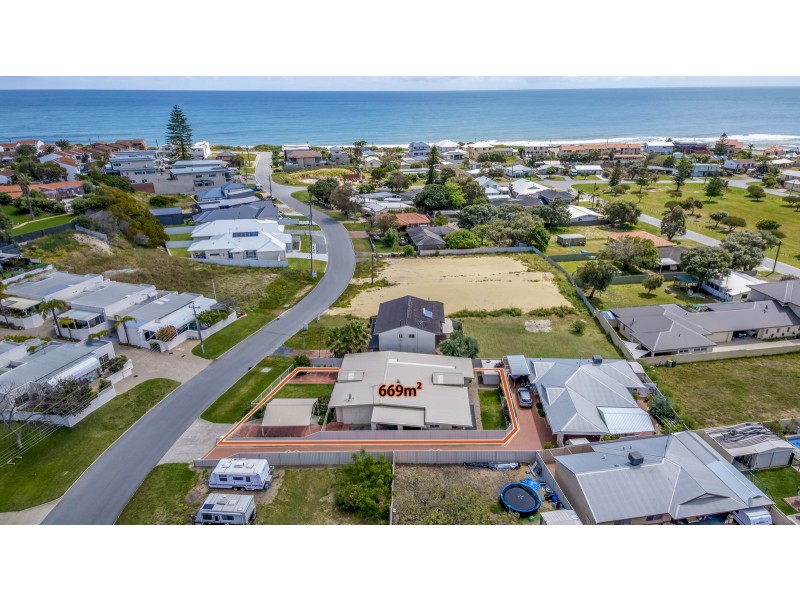 4A Oversby Street, Halls Head WA 6210