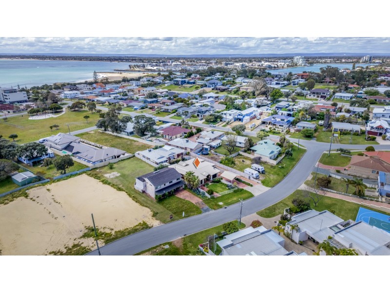 4A Oversby Street, Halls Head WA 6210