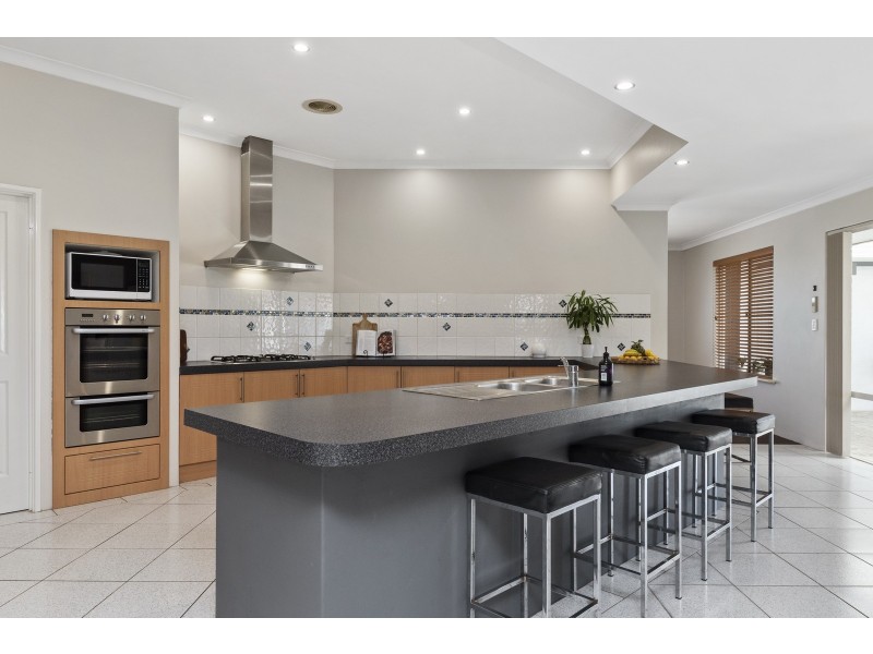 4 Galleon Close, Halls Head WA 6210