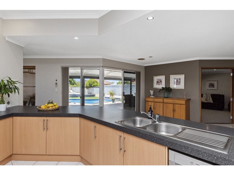 4 Galleon Close, Halls Head WA 6210