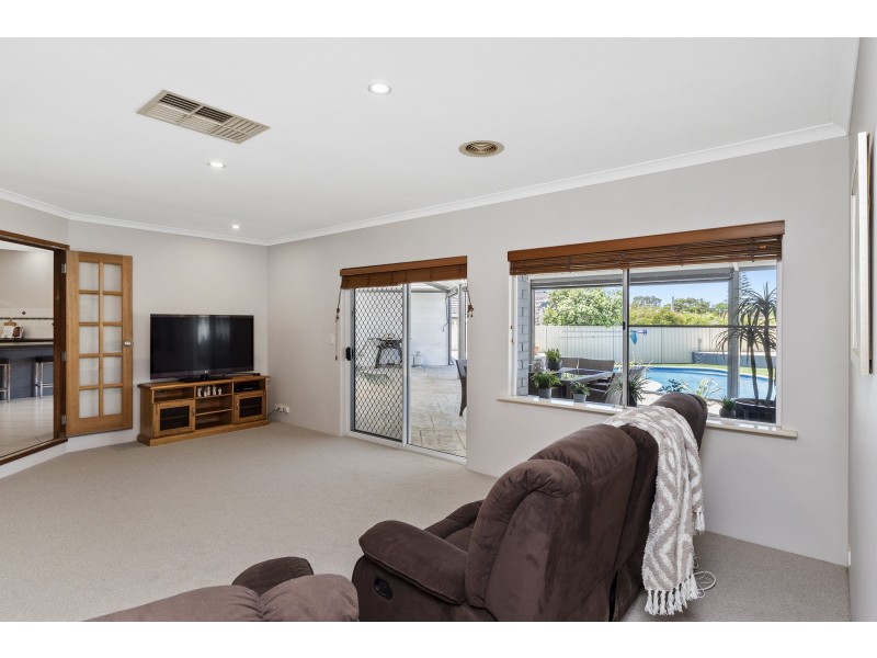 4 Galleon Close, Halls Head WA 6210