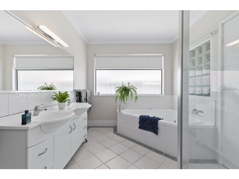 4 Galleon Close, Halls Head WA 6210