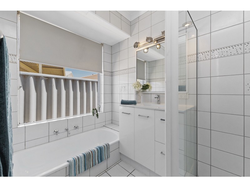 4 Galleon Close, Halls Head WA 6210