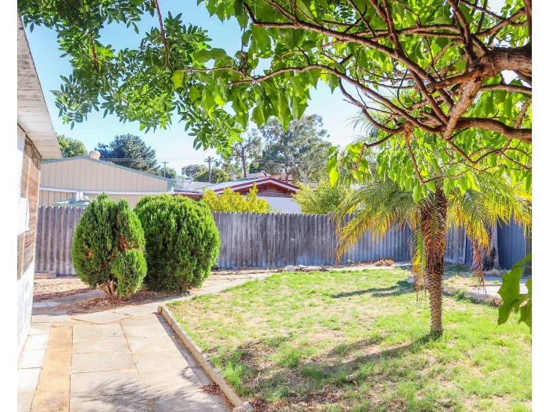 27 Sulphur Road, Orelia WA 6167