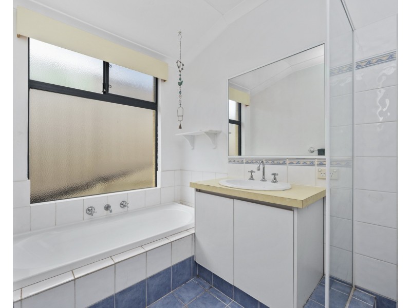 27 Silvertop Avenue, Halls Head WA 6210