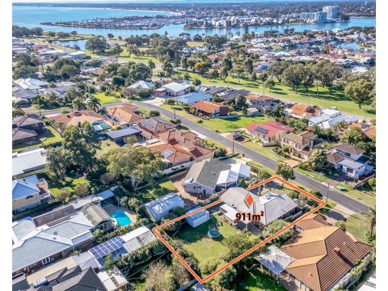 16 Muir Place, Halls Head WA 6210