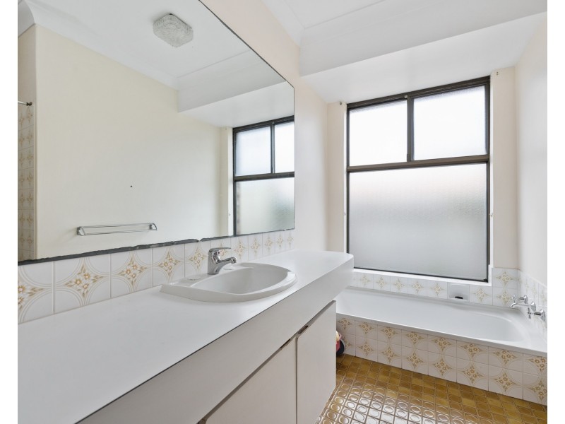 16 Muir Place, Halls Head WA 6210