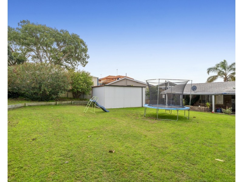 16 Muir Place, Halls Head WA 6210