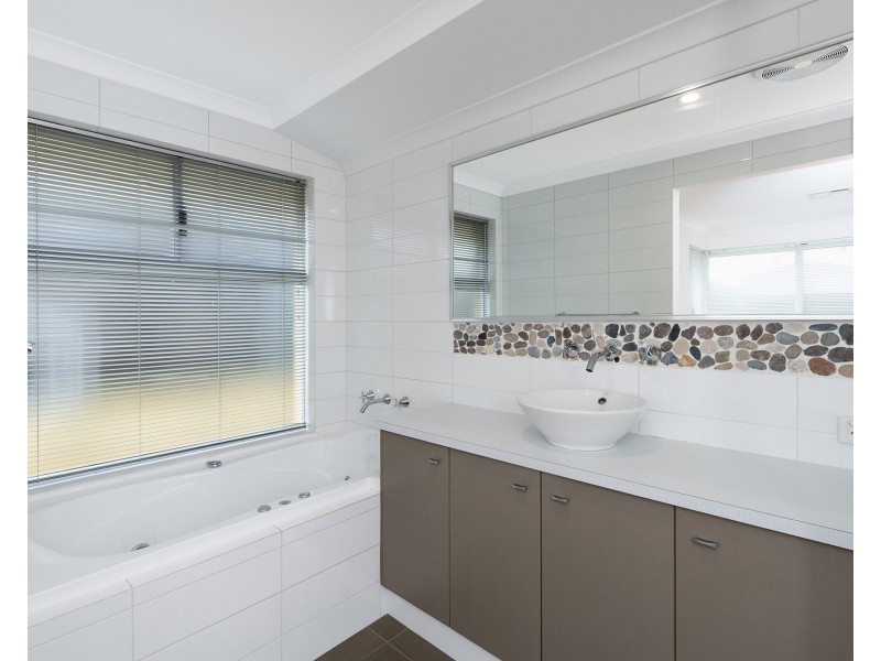 227 Peelwood Parade, Halls Head WA 6210