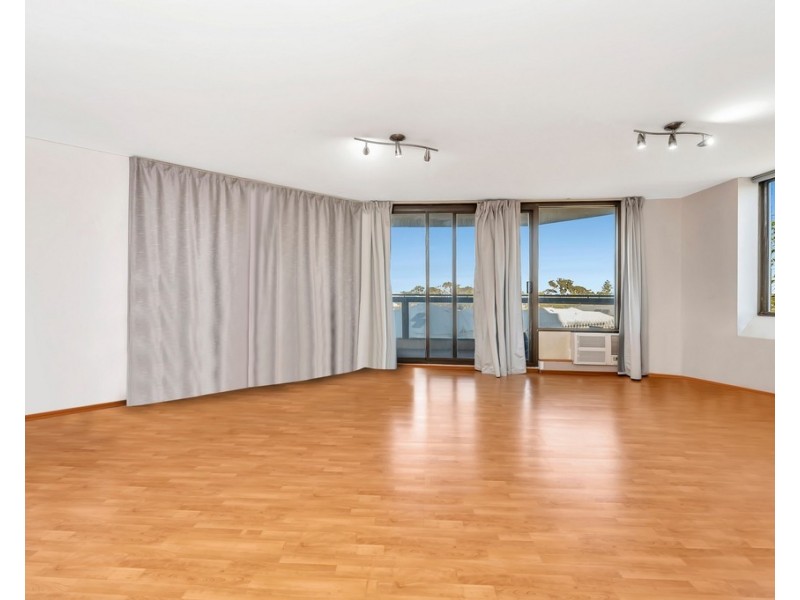 15/6A Valley Road, Halls Head WA 6210