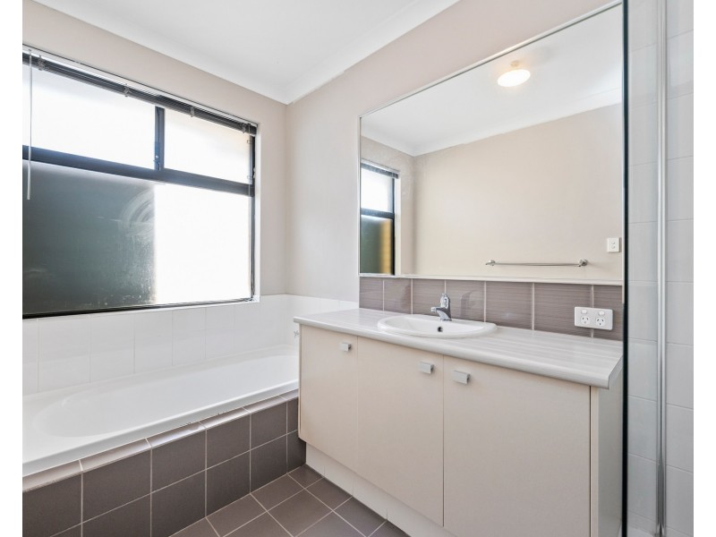 2 Keelia Vale, Lakelands WA 6180