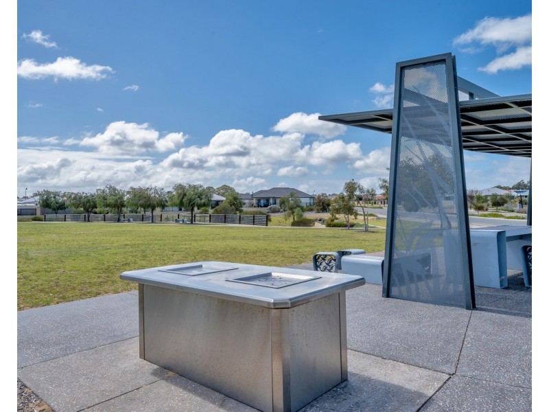 2 Keelia Vale, Lakelands WA 6180