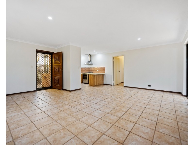 2/4 Columbia Close, Halls Head WA 6210