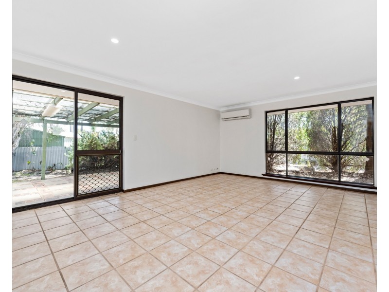 2/4 Columbia Close, Halls Head WA 6210