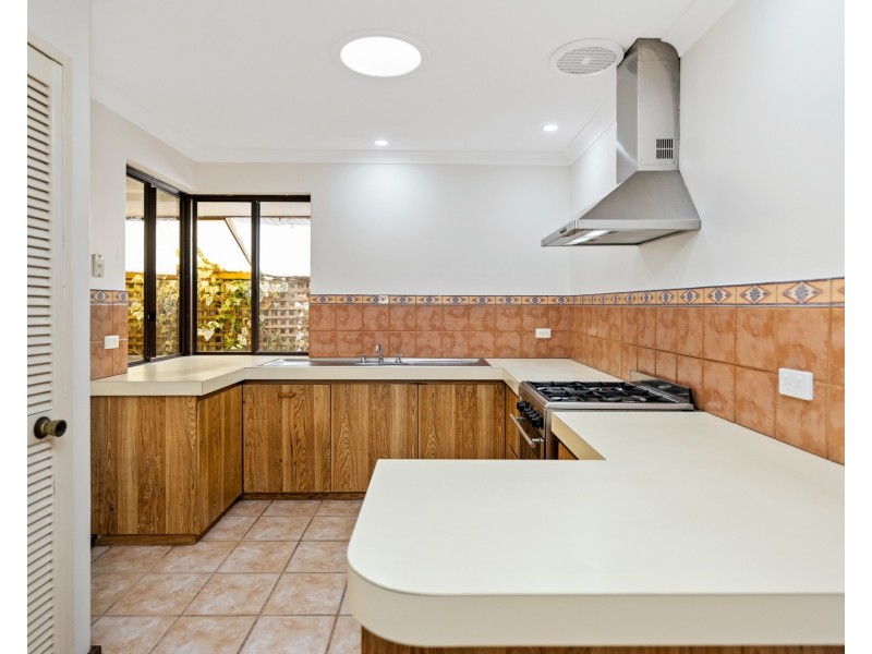 2/4 Columbia Close, Halls Head WA 6210