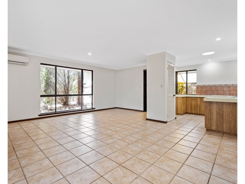 2/4 Columbia Close, Halls Head WA 6210