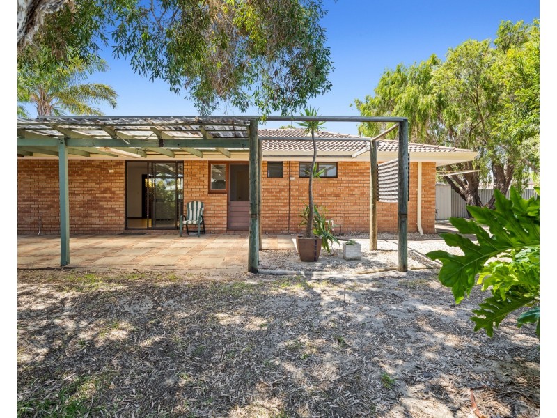2/4 Columbia Close, Halls Head WA 6210