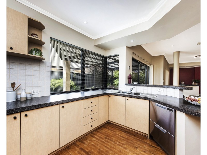 8 Pemberton Close, Stirling WA 6021