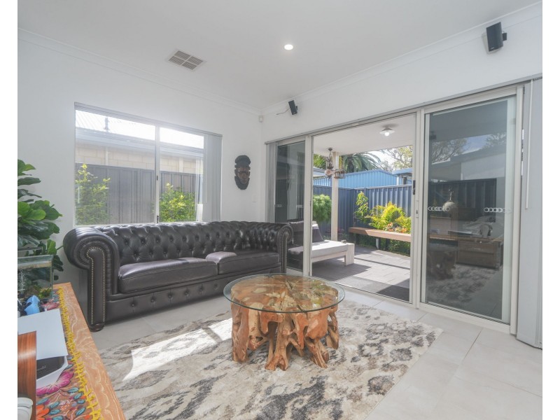 8B Crellin Way, Cloverdale WA 6105