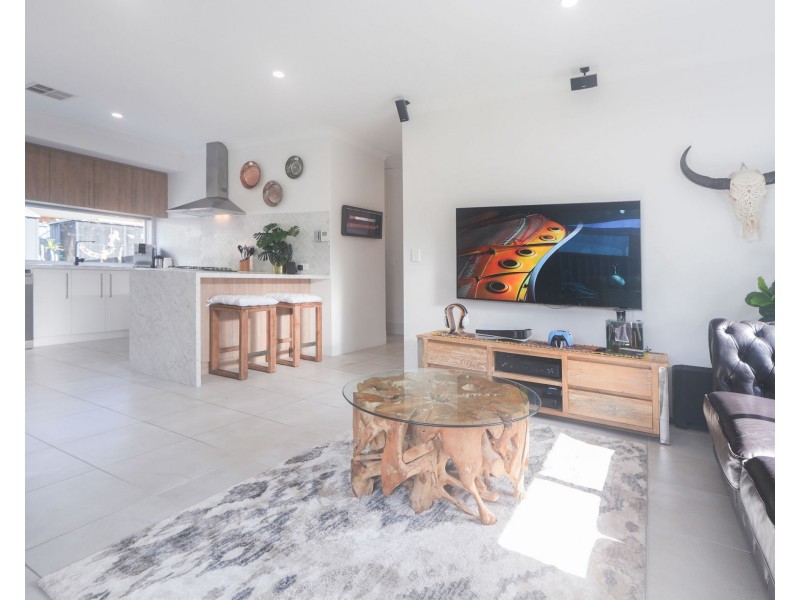 8B Crellin Way, Cloverdale WA 6105