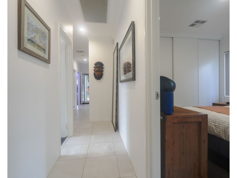 8B Crellin Way, Cloverdale WA 6105
