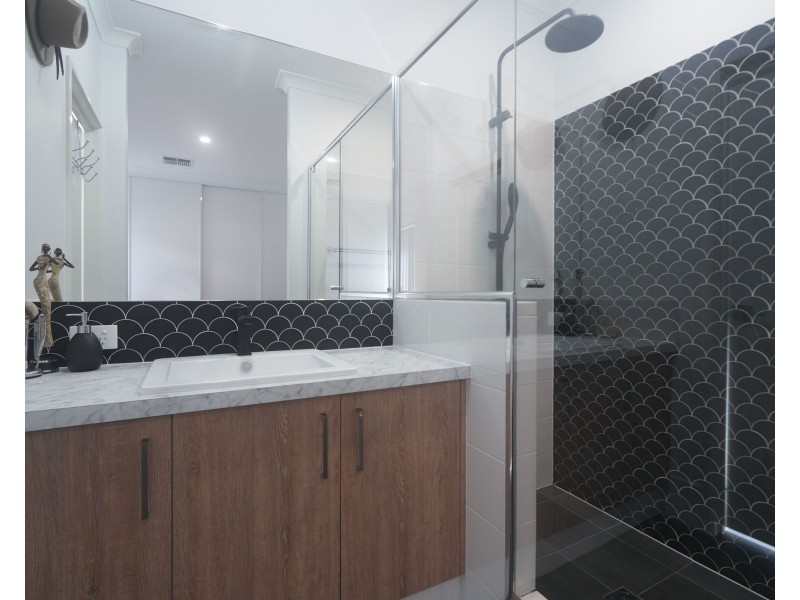 8B Crellin Way, Cloverdale WA 6105
