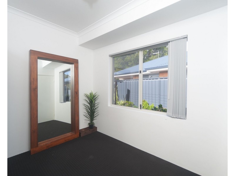 8B Crellin Way, Cloverdale WA 6105