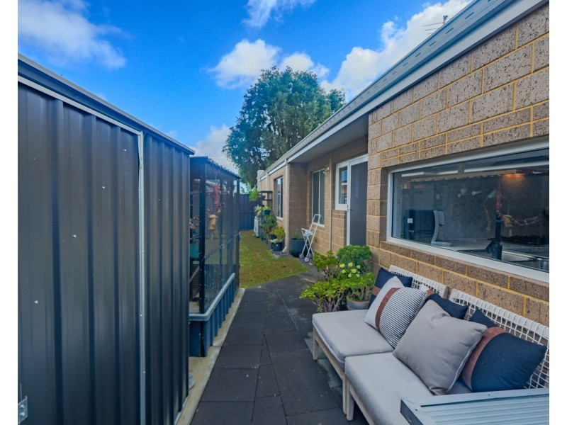 8B Crellin Way, Cloverdale WA 6105