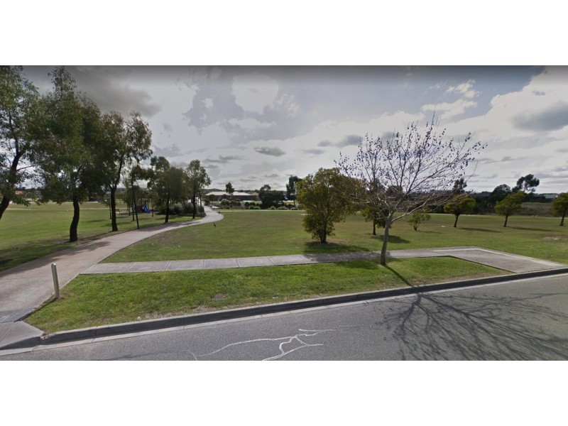 48 Sandalwood Drive, Pakenham VIC 3810