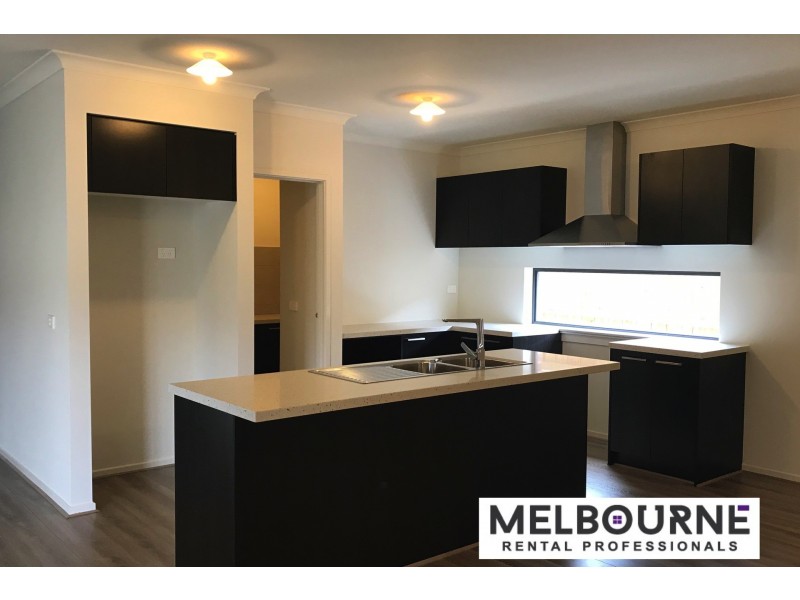 14 Langshan Road, Clyde North VIC 3978