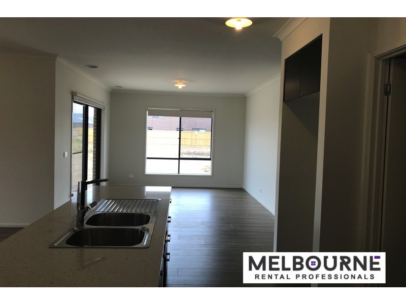 14 Langshan Road, Clyde North VIC 3978