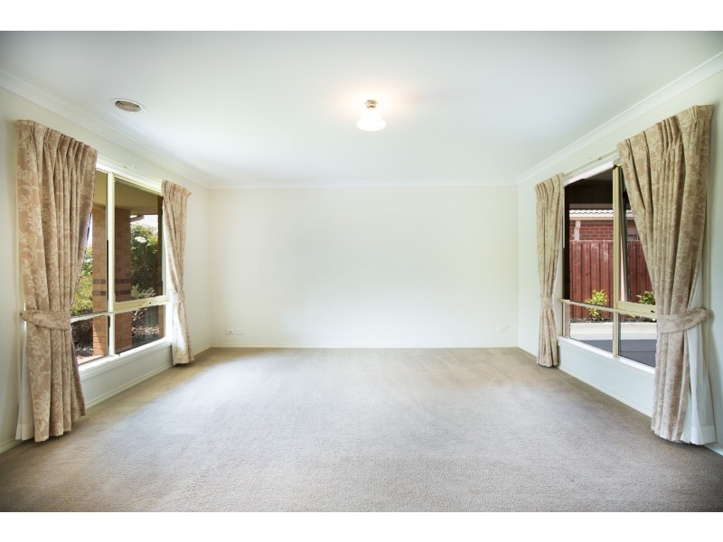 48 Sandalwood Drive, Pakenham VIC 3810