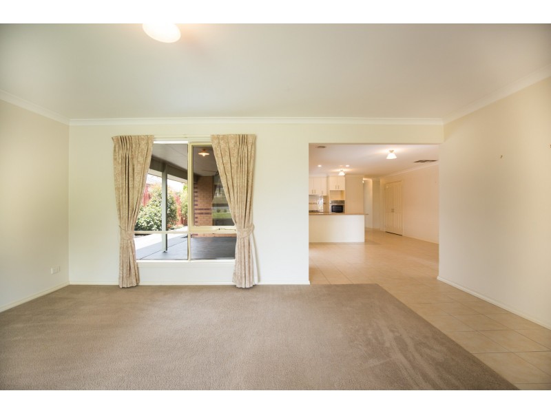 48 Sandalwood Drive, Pakenham VIC 3810