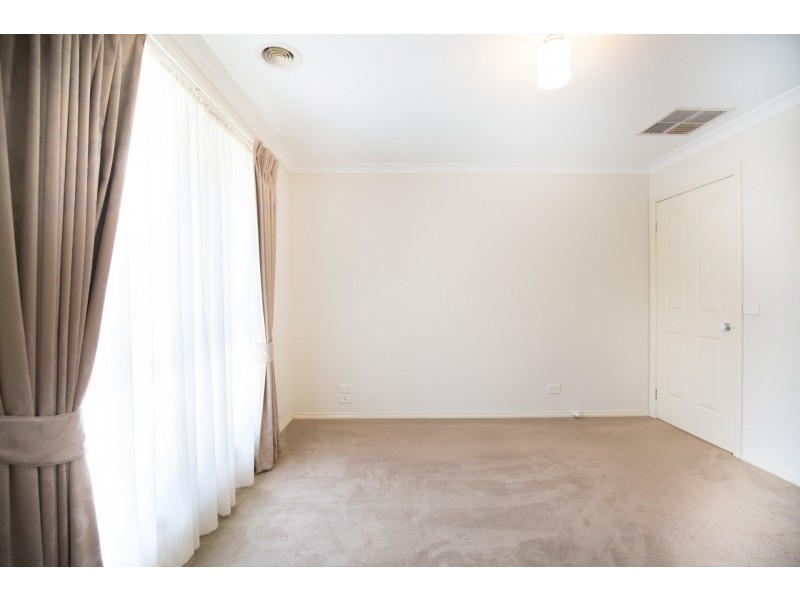 48 Sandalwood Drive, Pakenham VIC 3810