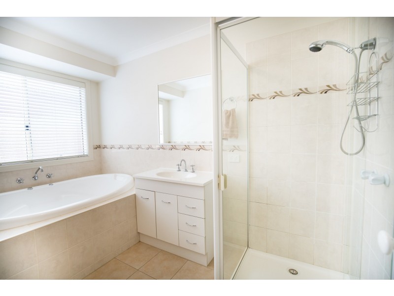 48 Sandalwood Drive, Pakenham VIC 3810