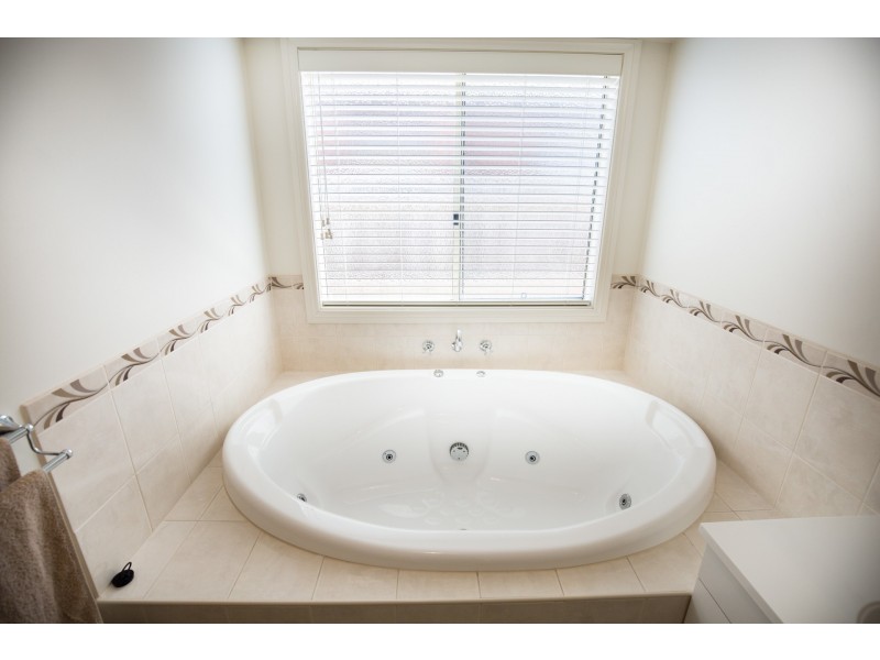 48 Sandalwood Drive, Pakenham VIC 3810