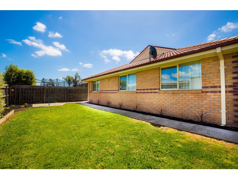 48 Sandalwood Drive, Pakenham VIC 3810