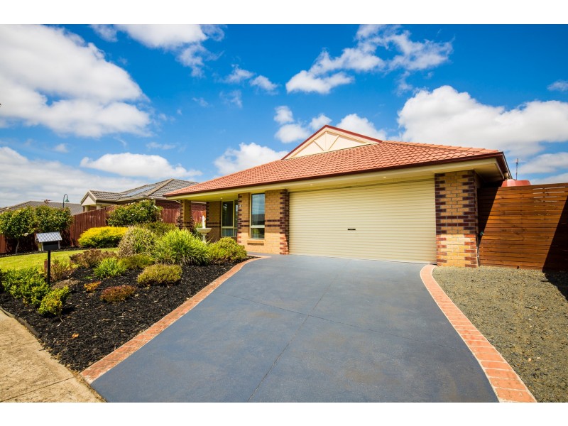 48 Sandalwood Drive, Pakenham VIC 3810
