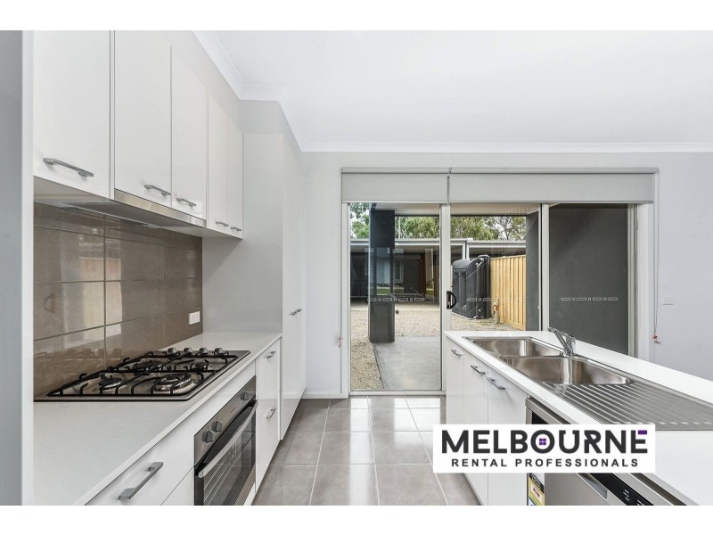 13 Pebblebeach Path, Cranbourne VIC 3977