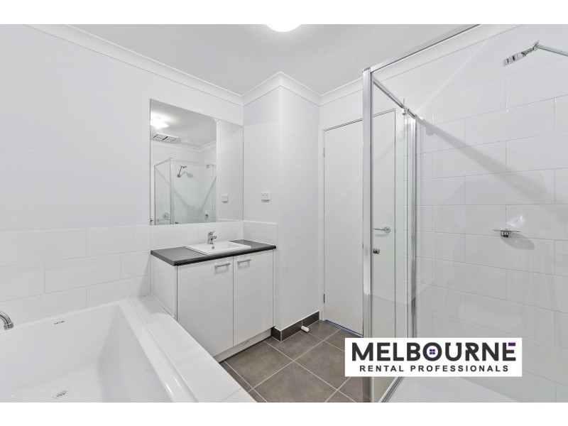 13 Pebblebeach Path, Cranbourne VIC 3977