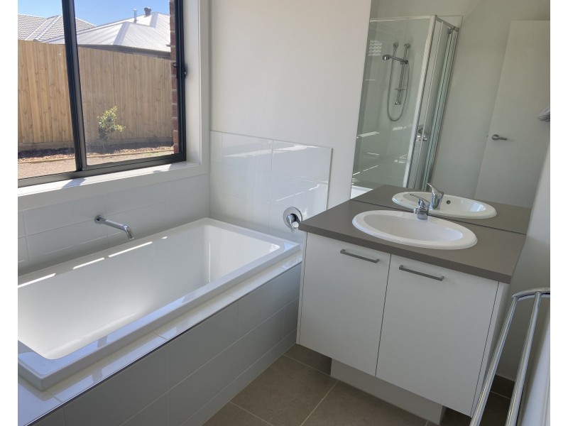 42 Harper Boulevard, Mount Duneed VIC 3216