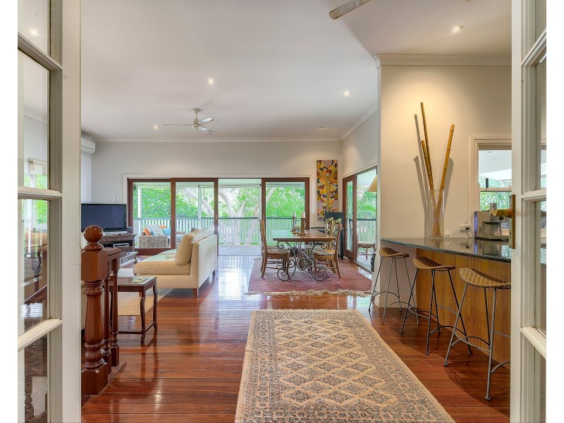 11 Mervyn Grove, St Lucia QLD 4067