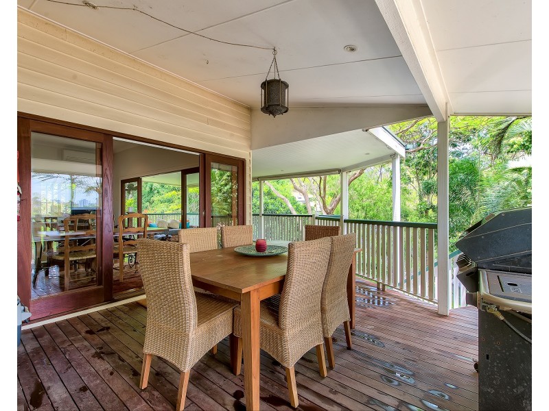 11 Mervyn Grove, St Lucia QLD 4067