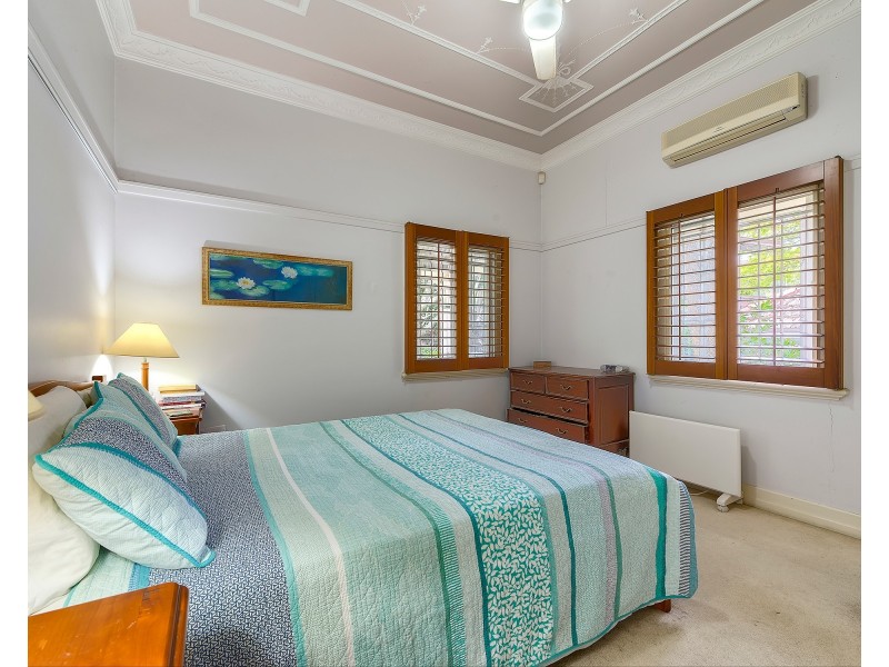 11 Mervyn Grove, St Lucia QLD 4067