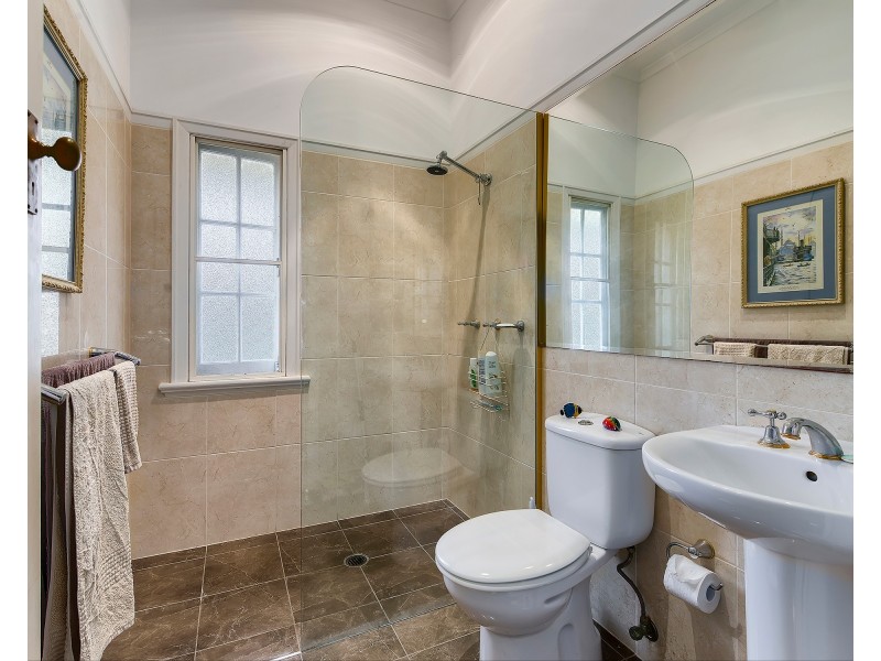 11 Mervyn Grove, St Lucia QLD 4067