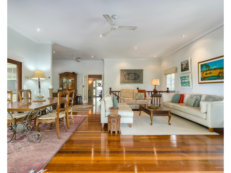 11 Mervyn Grove, St Lucia QLD 4067